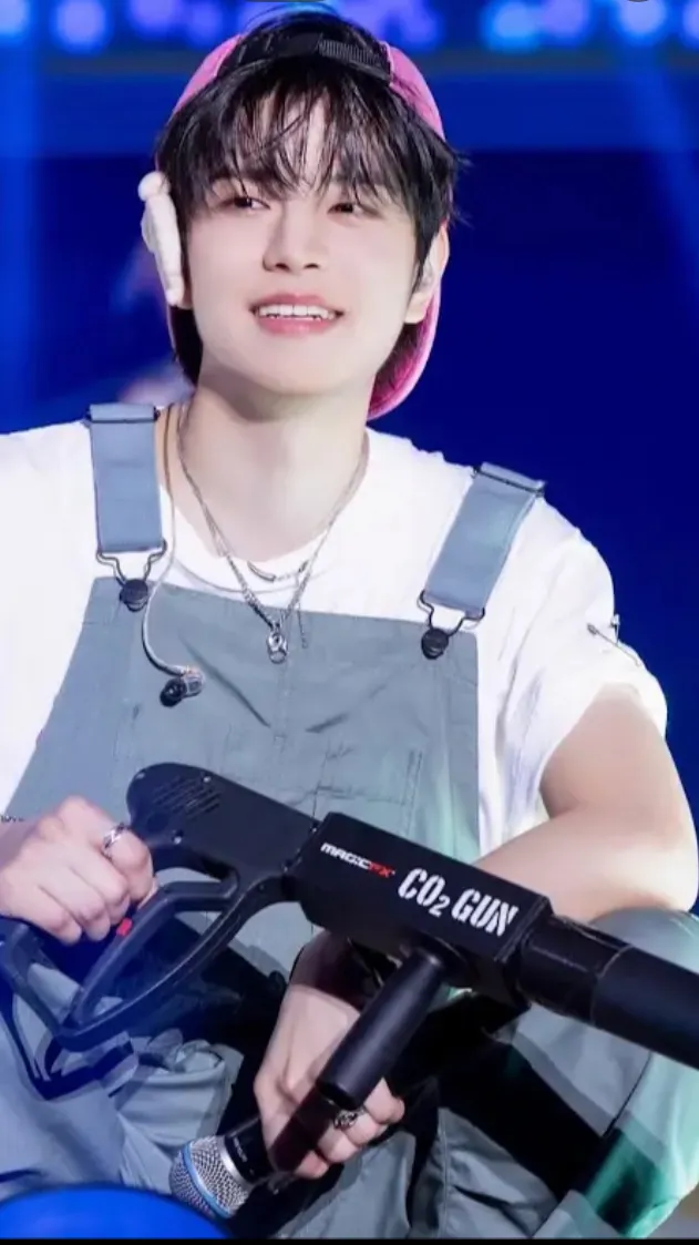 ai character: 🐶seungmin🐶 background