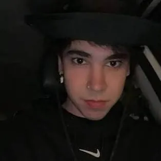 chat with ai character: pijamada streamers