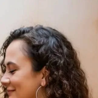 chat with ai character: Nadia