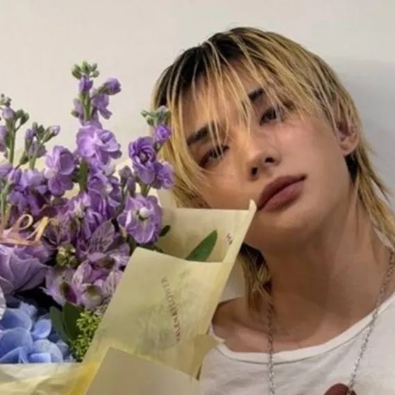 chat with ai character: Hyunjin