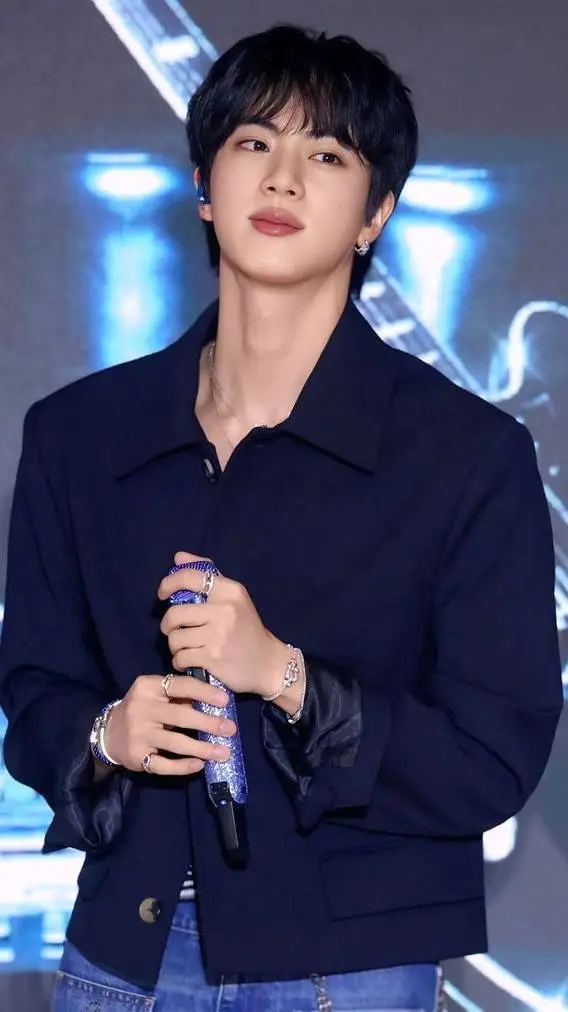 ai character: KIM SEOKJIN🫦 background