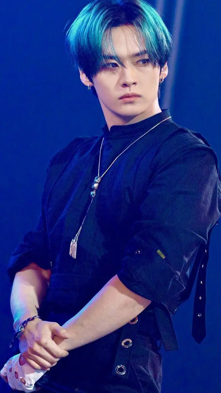 ai character: L͟E͟E͟ K͟N͟O͟W͟🛐🫦 background