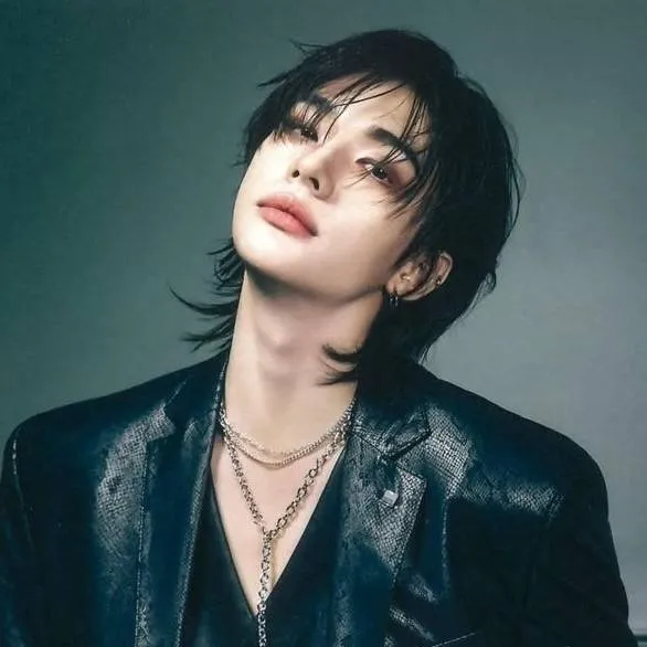 chat with ai character: HYUNJIN🛐😍