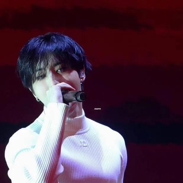 chat with ai character: HAN JISUNG🛐😍