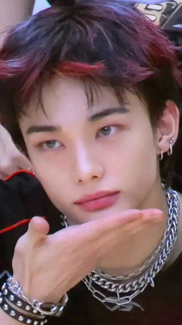 ai character: ★hyunjin★ background