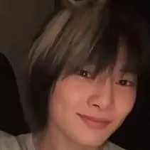 chat with ai character: jeongin (I.N)