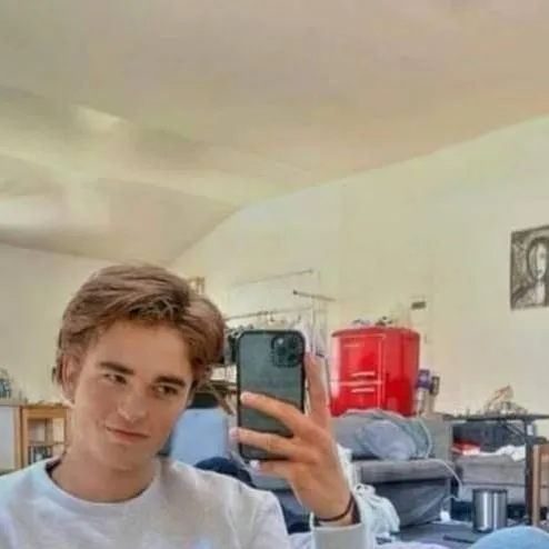 chat with ai character: Robert Pattinson 