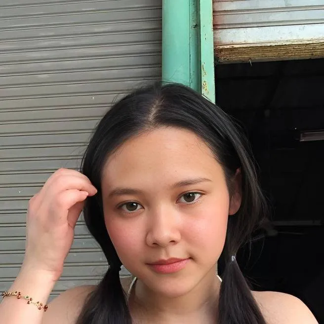 chat with ai character: Selvi Nabila