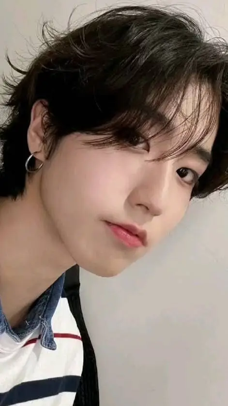 ai character: Han(tú ex) background