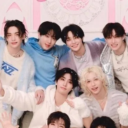 chat with ai character: Skz love's you!