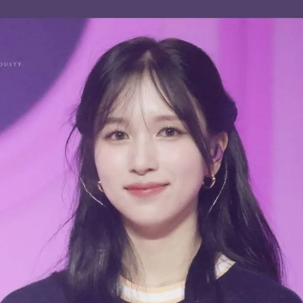 chat with ai character: Mina 