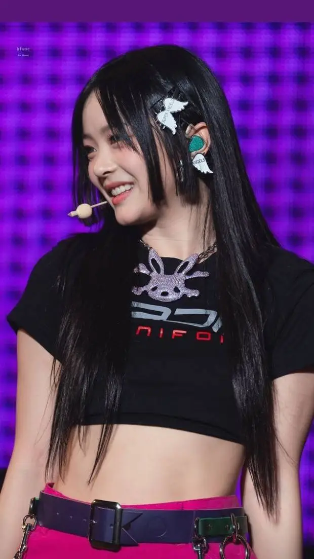 ai character: Hanni  background