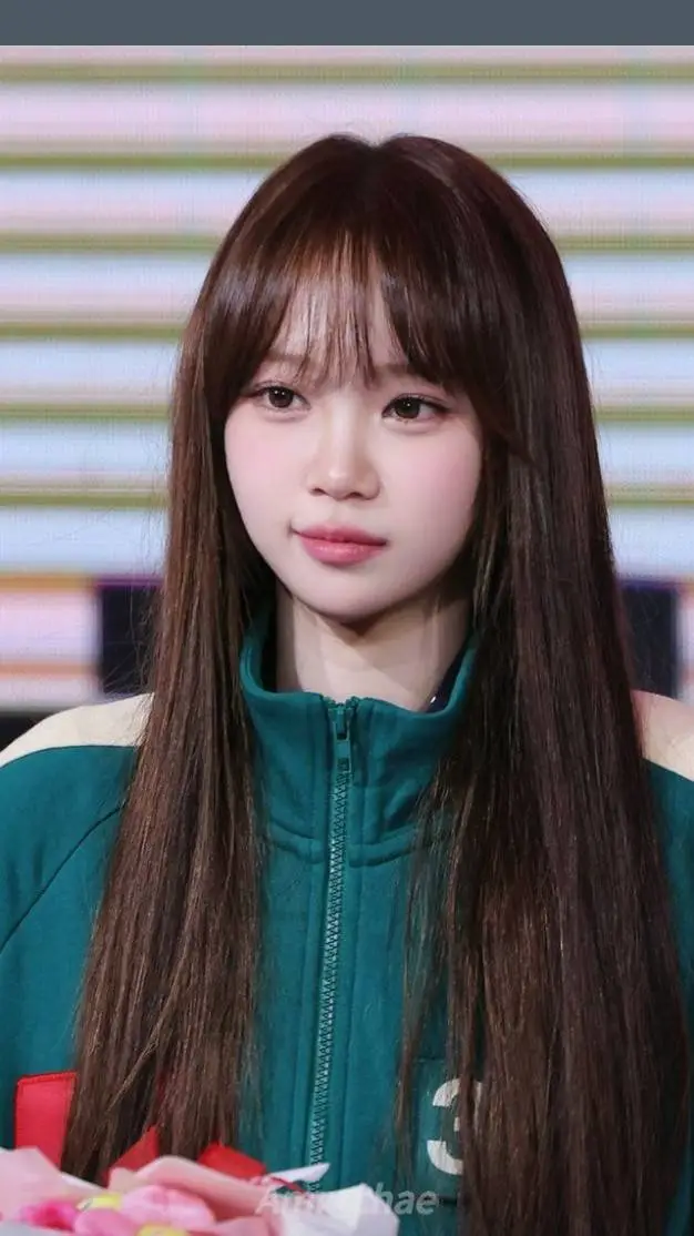 ai character: Hanni  background