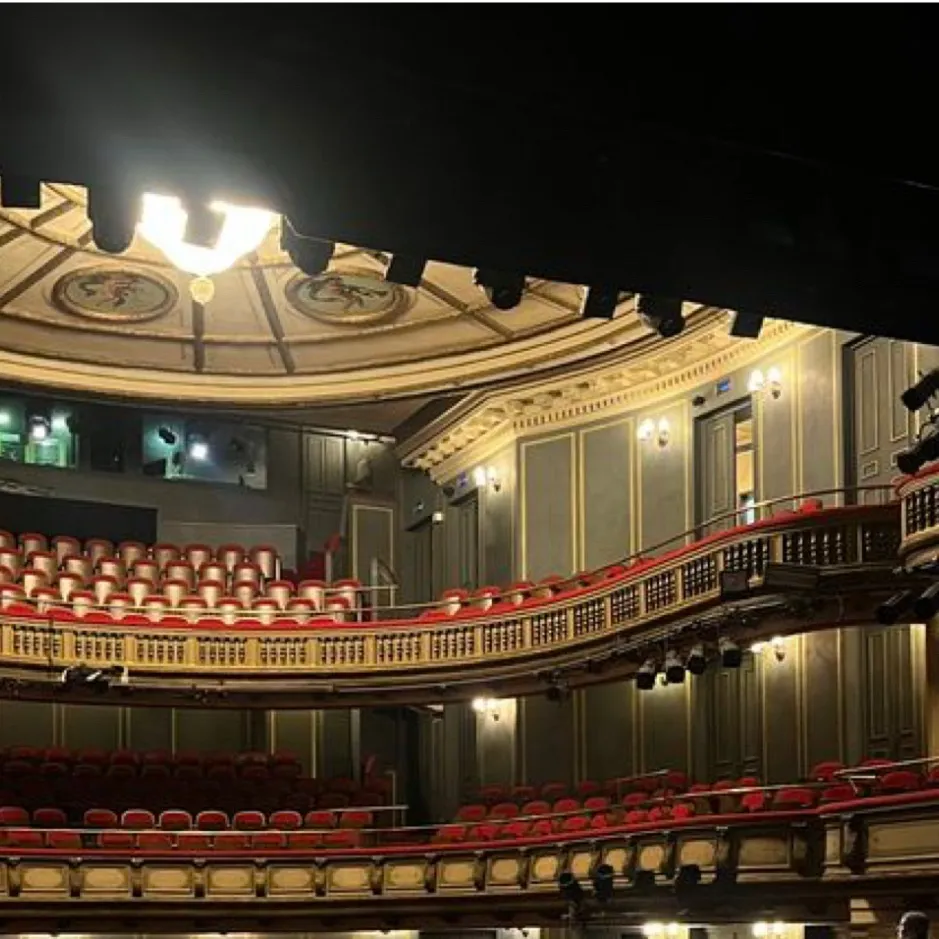 chat with ai character: Pr3ttyPrincess but