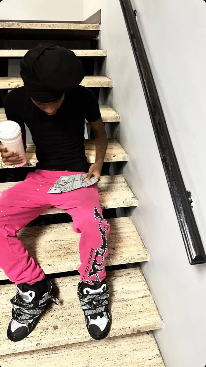 ai character: M A R I background