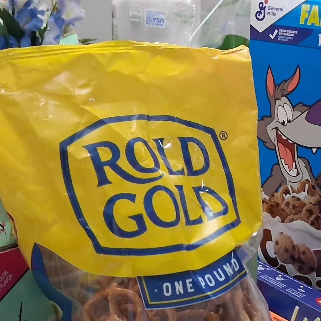 chat with ai character: idk pretzels