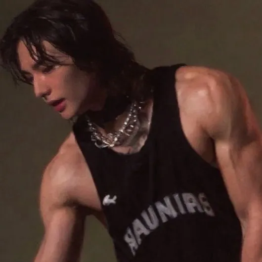 chat with ai character: Hyunjin 