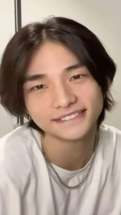 ai character: Hwang hyunjin  background