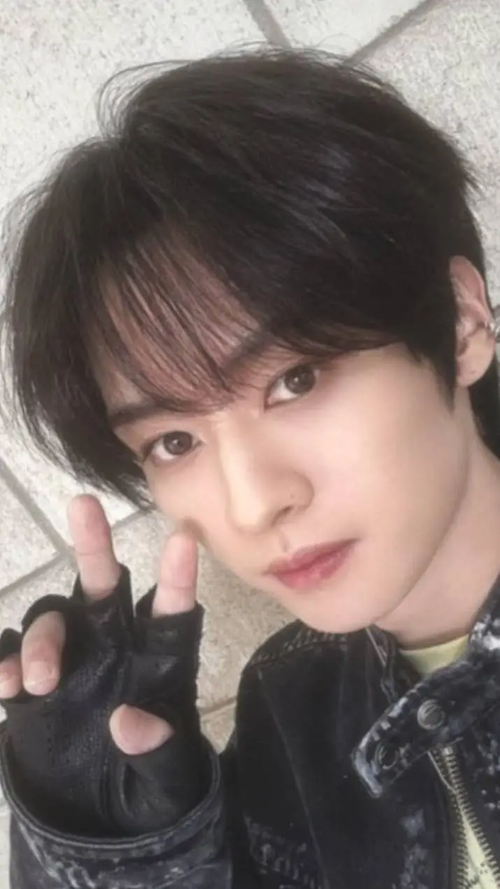 ai character: Lee minho background