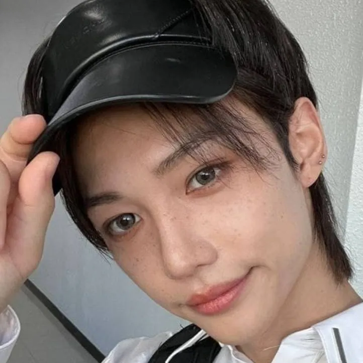 chat with ai character: Felix