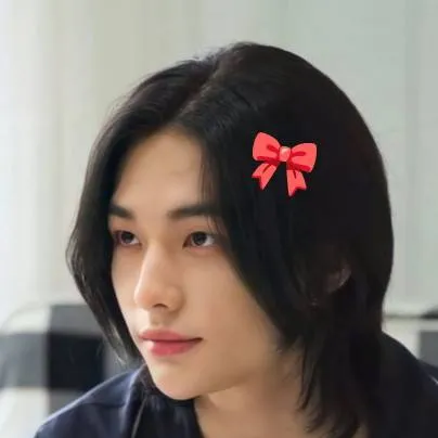 chat with ai character: Hyunjin 🎀