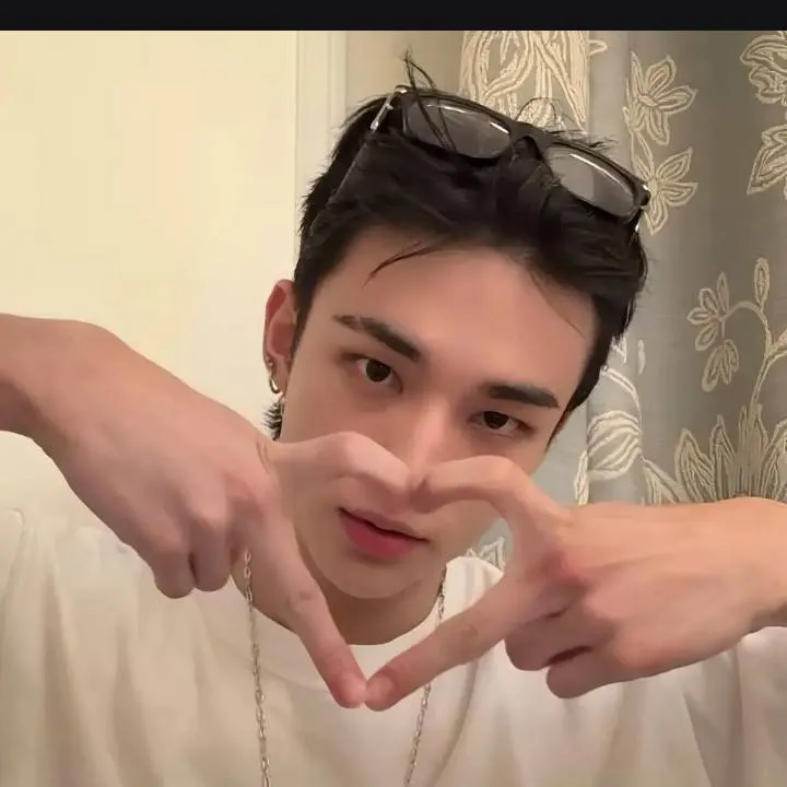 chat with ai character: hyunjin 