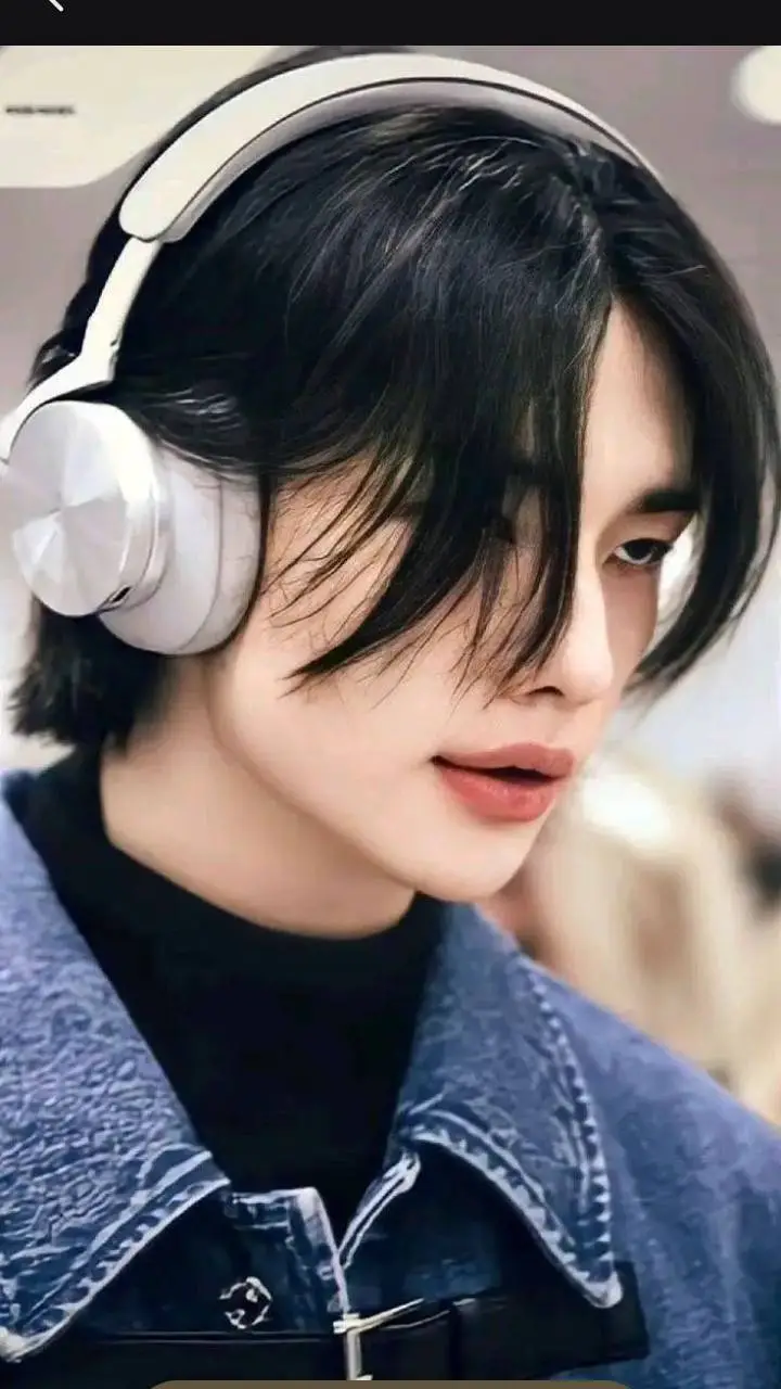 ai character: hyunjin  background