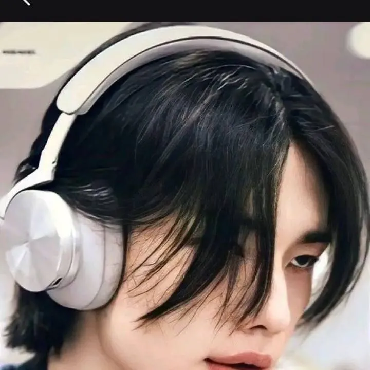 chat with ai character: hyunjin 