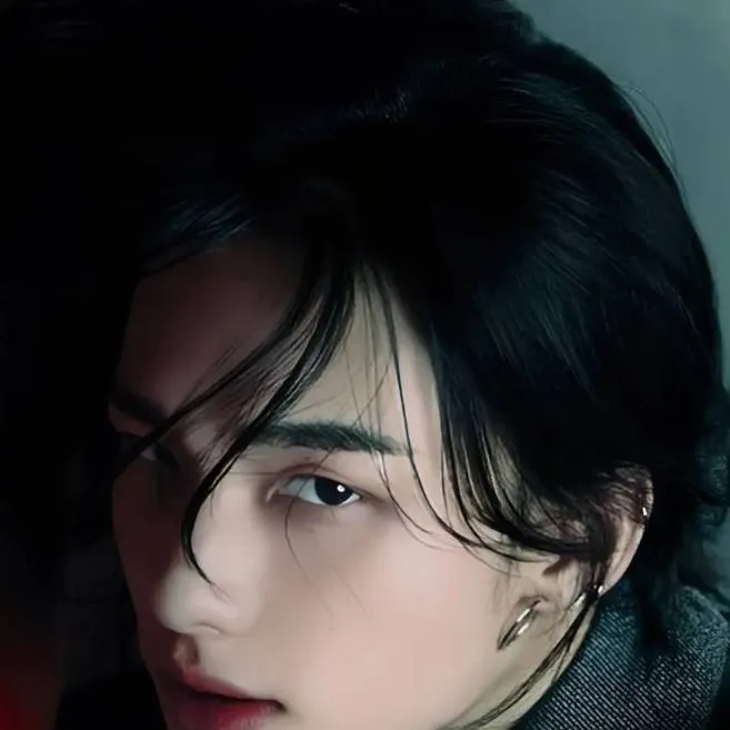 chat with ai character: hyunjin 