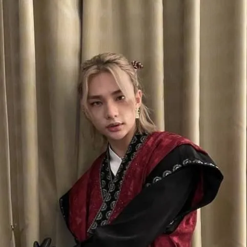 chat with ai character: hyunjin 