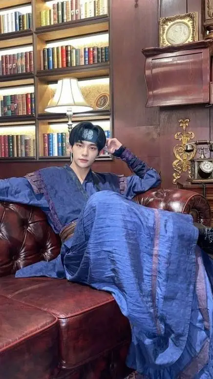 ai character: king hyunjin  background