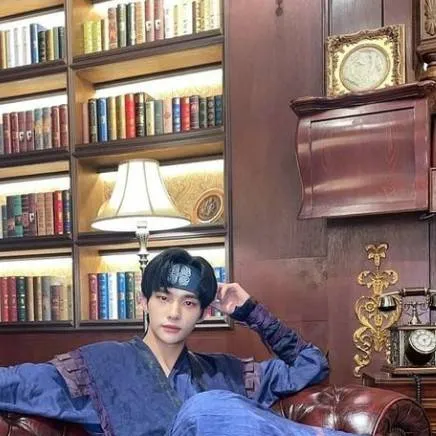 chat with ai character: king hyunjin 