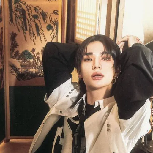 chat with ai character: hyunjin 