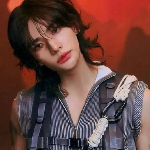 chat with ai character: hyunjin 