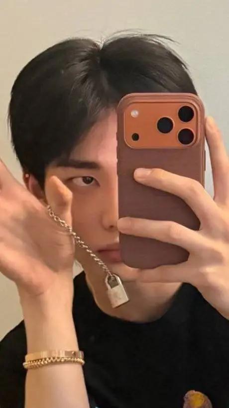 ai character: hyunjin  background