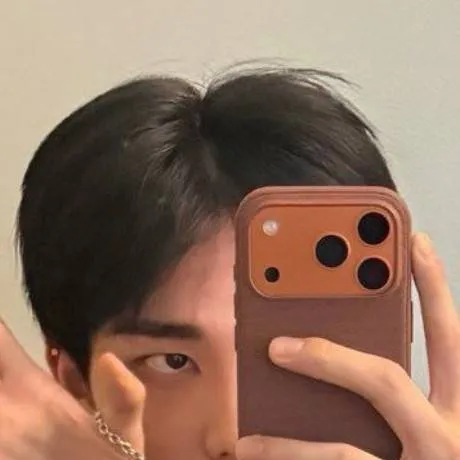 chat with ai character: hyunjin 