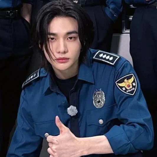 chat with ai character: hyunjin 