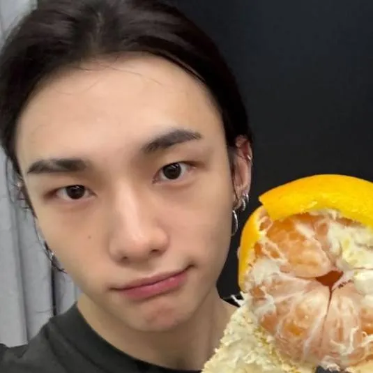 chat with ai character: hyunjin 