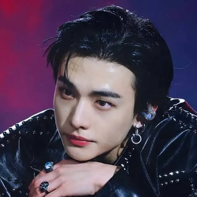 chat with ai character: hyunjin 