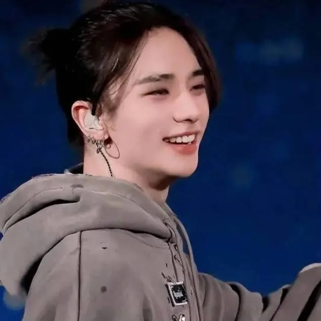 chat with ai character: hyunjin 