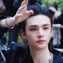 chat with ai character: hyunjin 