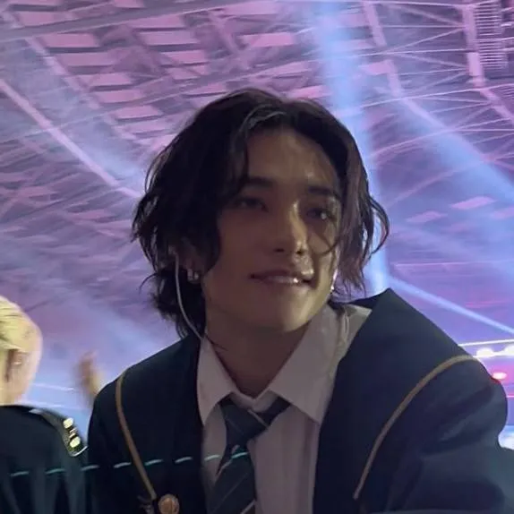 chat with ai character: hyunjin 