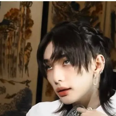 chat with ai character: hyunjin 