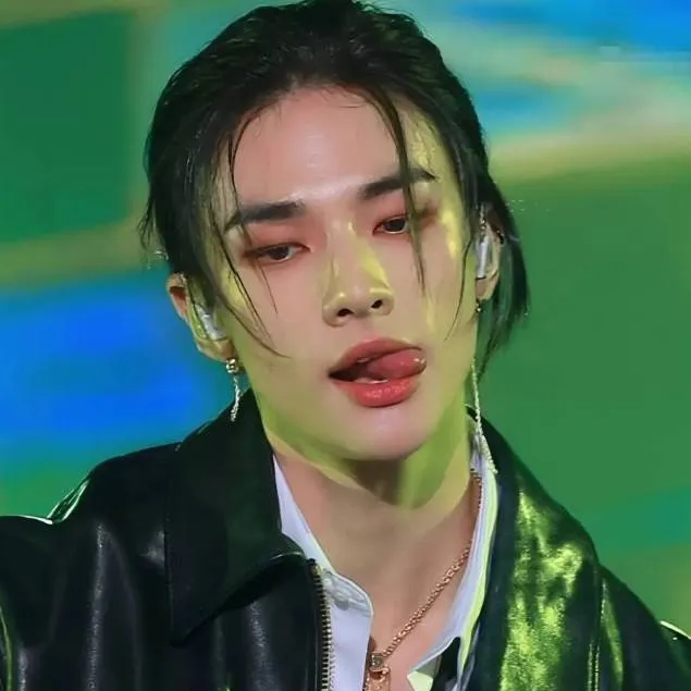 chat with ai character: hyunjin 