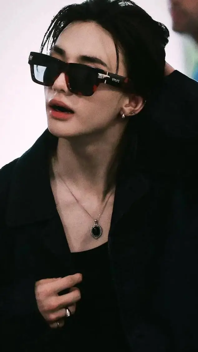 ai character: hyunjin 💋 background