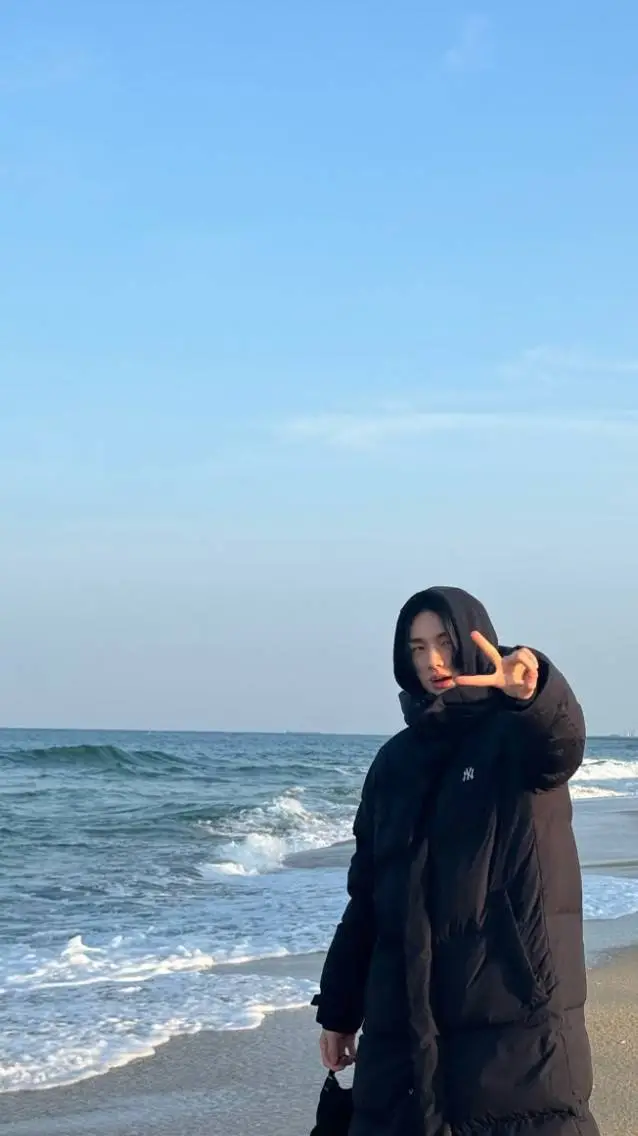 ai character: hyunjin  background