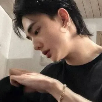 chat with ai character: hyun