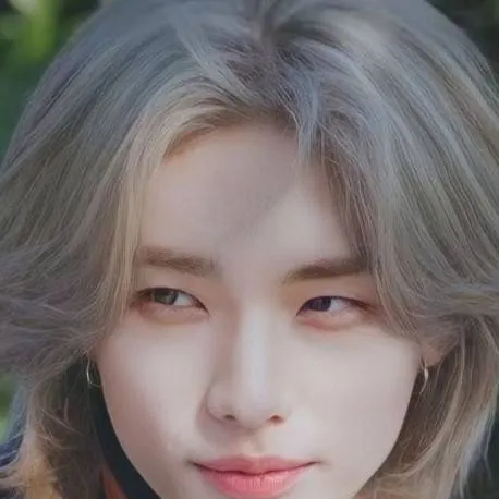 chat with ai character: hyunjin 