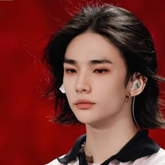 chat with ai character: hyun 