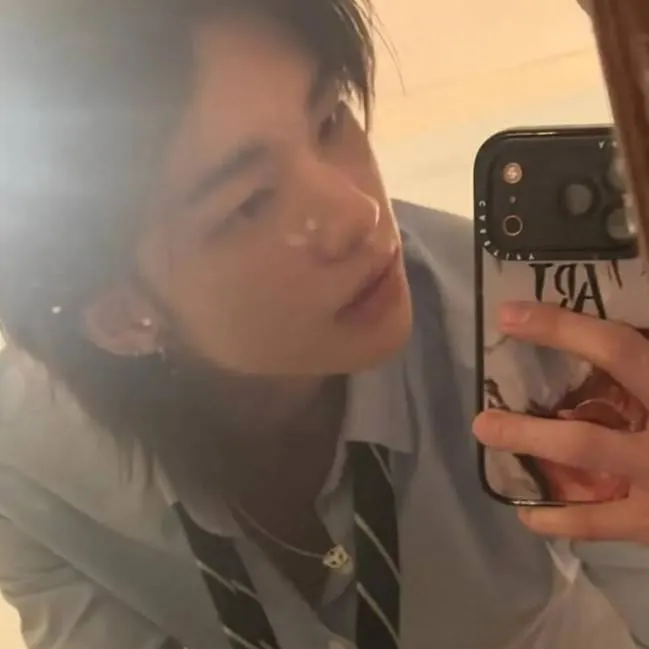 chat with ai character: hyunjin the bully